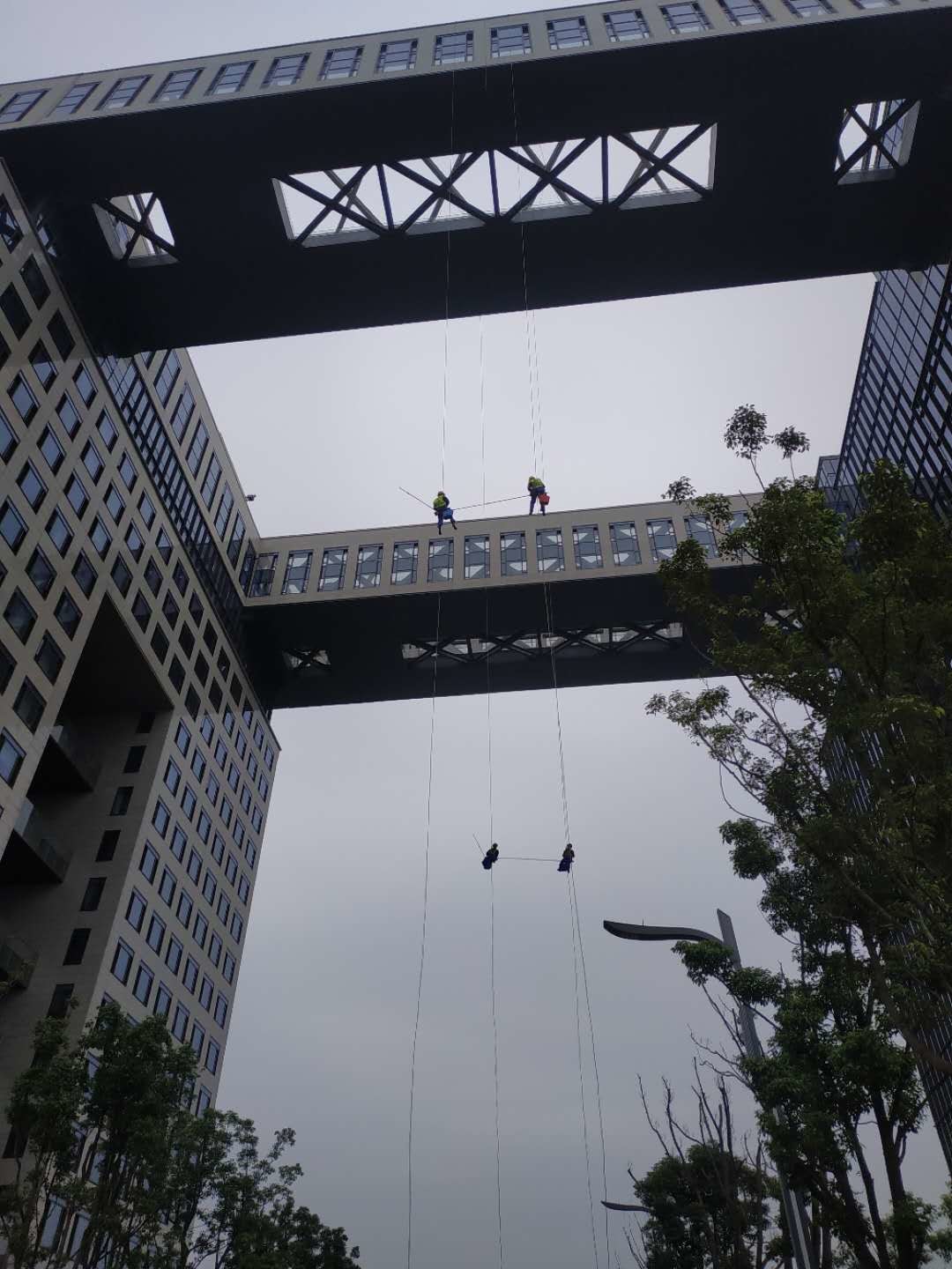 【江城清洗】中秋國(guó)慶，他們不放假！